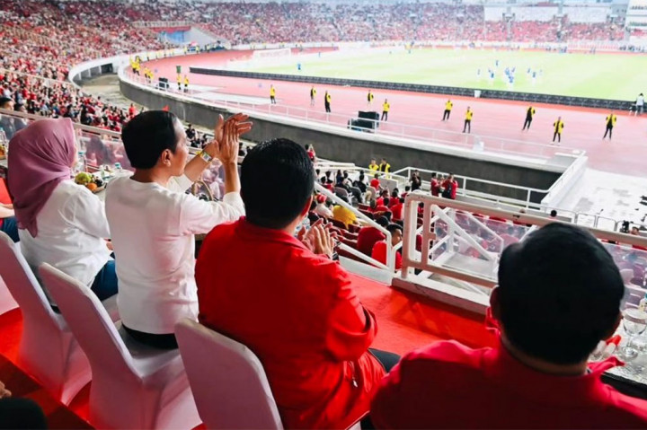 Presiden Joko Widodo bersama Ibu Negara Iriana Joko Widodo menyaksikan FIFA Matchday antara Timnas Indonesia melawan Timnas Argentina di Stadion Utama Gelora Bung Karno pada Senin, 19 Juni 2023 malam.