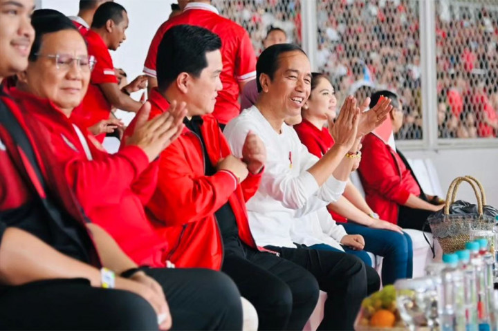 Tampak mendampingi Presiden, Menteri Pemuda dan Olahraga Dito Ariotedjo, Ketua Umum PSSI Erick Thohir, dan Menteri Pertahanan Prabowo.