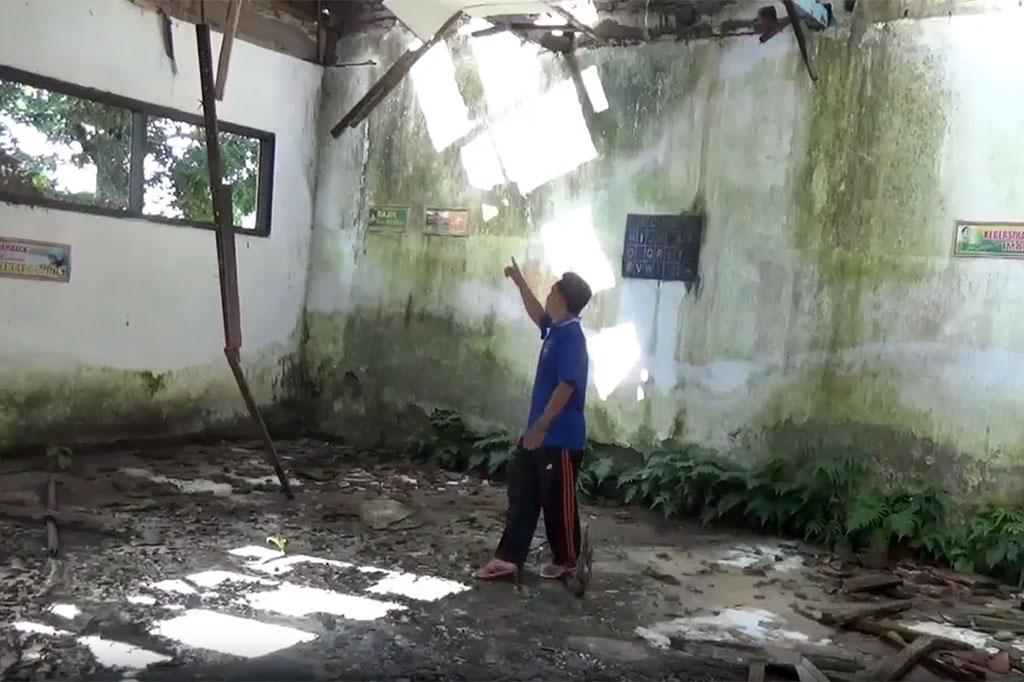 Kondisi sebuah gedung sekolah dasar (SD) di Jember, Jawa Timur ini sangat memprihatinkan. Dua kelas mengalami kerusakan parah dan nyaris roboh. Kondisi ini telah berlangsung sekitar lima tahun, tetapi hingga kini belum ada upaya perbaikan. 