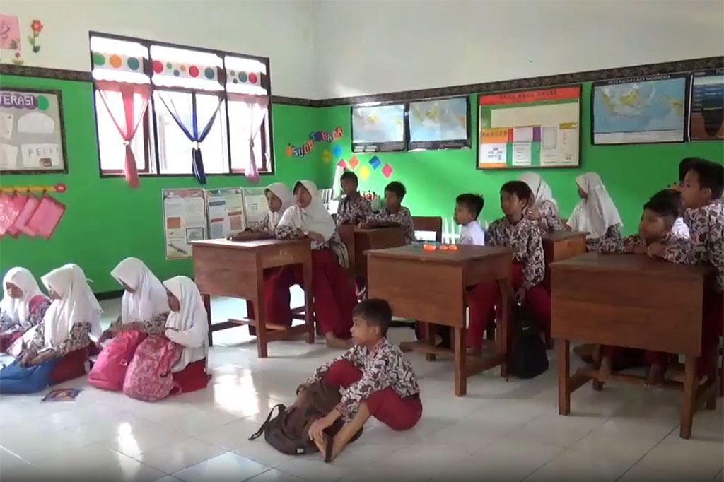 Akibatnya puluhan siswa SDN Pakis 2 di Dusun Pakis Utara, Desa Pakis, Kecamatan Panti, Jember harus belajar secara bergantian di satu ruangan.