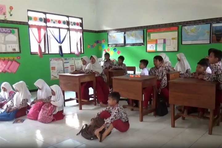 Akibatnya puluhan siswa SDN Pakis 2 di Dusun Pakis Utara, Desa Pakis, Kecamatan Panti, Jember harus belajar secara bergantian di satu ruangan.