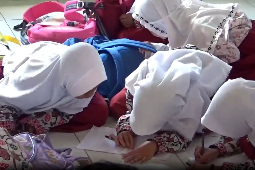 Karena dua kelas mengalami kerusakan dan kekurangan meja dan kursi, puluhan siswa SDN Pakis 2 ini mengikuti proses belajar mengajar dengan cara melantai. Hal ini mengakibatkan proses belajar kurang efektif lantaran banyak siswa yang sering merasa sakit punggung hingga suasana yang ramai.