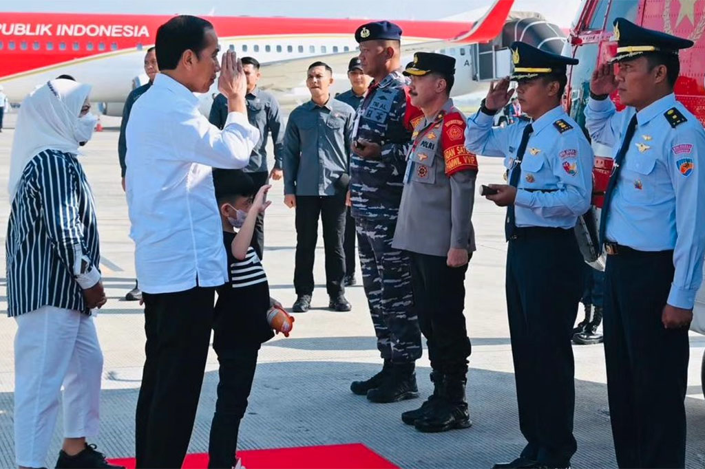Setibanya di Bandara Internasional Zainuddin Abdul Madjid, Kabupaten Lombok Tengah, NTB, Presiden dan Ibu Iriana langsung menuju Kabupaten Sumbawa Barat dengan menggunakan Helikopter Super Puma TNI AU.  Dalam kunjungannya, Jokowi tampak mengajak cucu pertamanya Jan Ethes. 