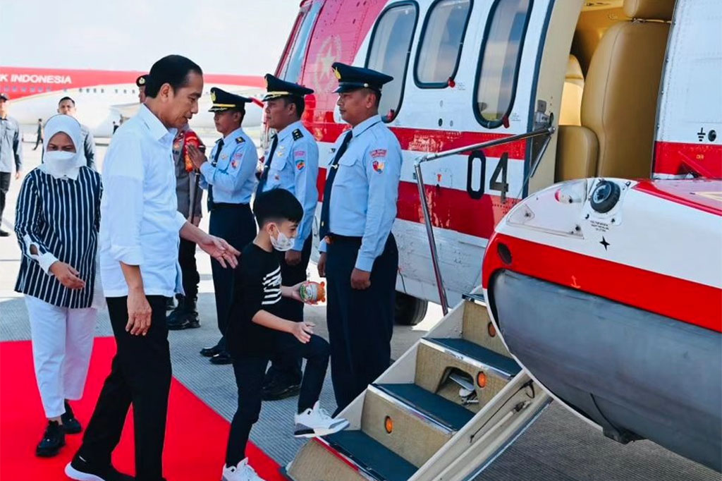 Tampak jokowi mengenakan kemeja putih dan celana hitam, sementara Ibu Iriana mengenakan kemeja bergaris dan kerudung serta celana putih. Sementara itu Jan Ethes mengenakan pakaia