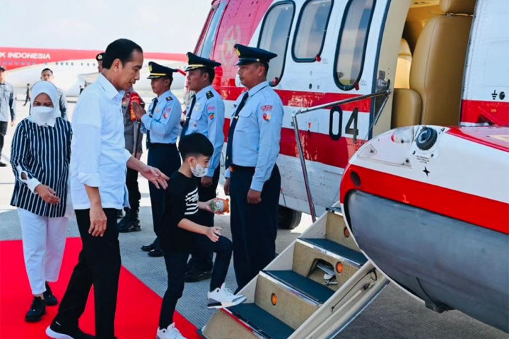 Tampak jokowi mengenakan kemeja putih dan celana hitam, sementara Ibu Iriana mengenakan kemeja bergaris dan kerudung serta celana putih. Sementara itu Jan Ethes mengenakan pakaia