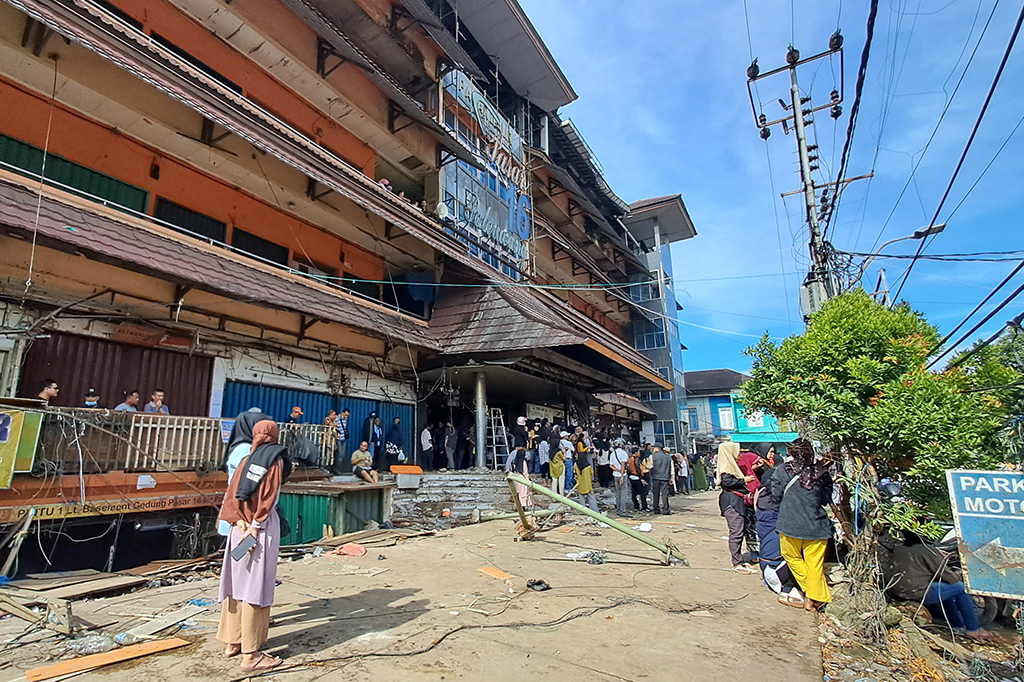 Ratusan pedagang kaki lima di Pasar 16 Ilir Palembang melakukan unjuk rasa di halaman pasar tersebut, Selasa, 20 Juni 2023. Mereka menolak keras adanya penggusuran dan penertiban pedagang kaki lima dengan alasan menjelang revitalisasi Pasar 16 Ilir Palembang.