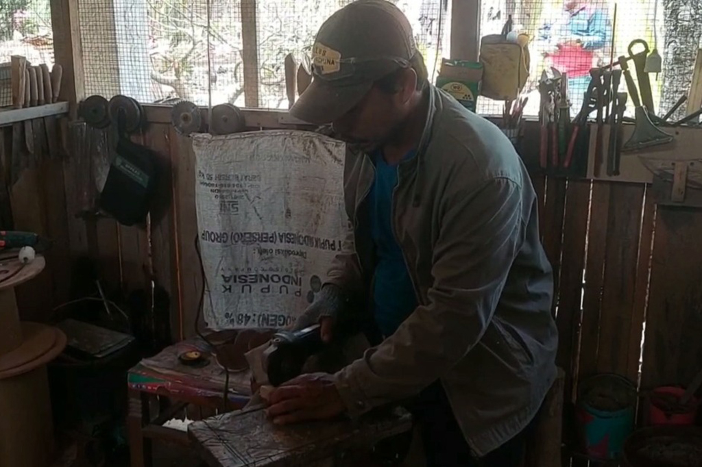 Hari raya Idul Adha menjadi berkah tersendiri bagi pengrajin pembuat pisau potong atau penyembelihan hewan. Di kota Probolinggo Jawa Timur, seorang pengrajin pisau potong mengaku kualahan karena banyak pesanan dari berbagai daerah.