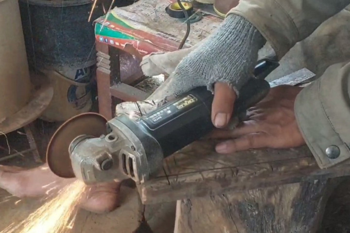 Salah satu pengrajin pembuat pisau tersebut yakni Roni Sudarmanto 39 tahun warga jalan Manggis kelurahan Kedunggaleng Kecamatan Wonoasih kota Probolinggo.