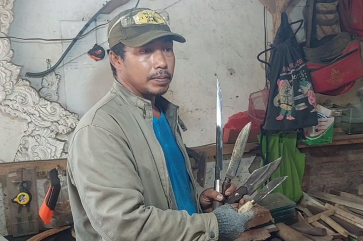 Roni mengaku sejak sebulan yang lalu ia mendapat total 150 hingga 200 pesanan pisau yang didominasi pisau potong hewan qurban.
