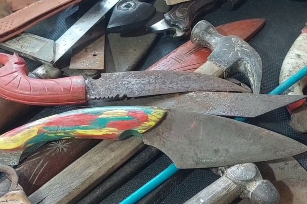 Meski hanya menggunakan alat seadanya yakni bor gerinda dan gergaji, ia dibantu dua karyawannya mengerjakan pesanan-pesanan tersebut. Sedangkan untuk harga Roni mematok harga 10 ribu hingga 200 ribu rupiah untuk sebilah pisau. 