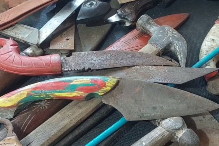 Meski hanya menggunakan alat seadanya yakni bor gerinda dan gergaji, ia dibantu dua karyawannya mengerjakan pesanan-pesanan tersebut. Sedangkan untuk harga Roni mematok harga 10 ribu hingga 200 ribu rupiah untuk sebilah pisau. 