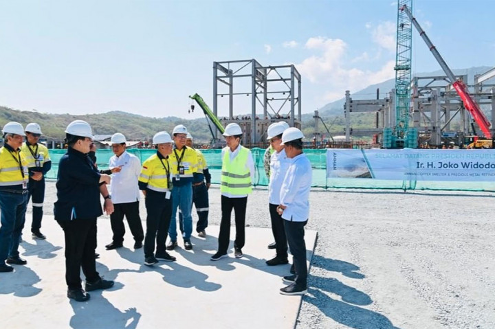 Presiden Jokowi meninjau smelter PT Amman Mineral Nusa Tenggara (AMNT) di Kabupaten Sumbawa Barat, Nusa Tenggara Barat (NTB), Selasa, 20 Juni 2023.