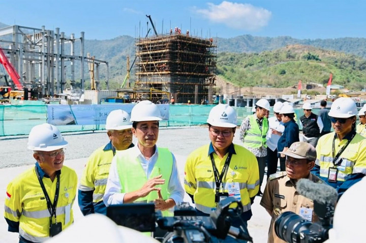 Jokowi optimistis pembangunan smelter PT Amman Mineral Nusa Tenggara (AMNT) di Kabupaten Sumbawa Barat, Nusa Tenggara Barat (NTB), dapat selesai pada pertengahan 2024.
