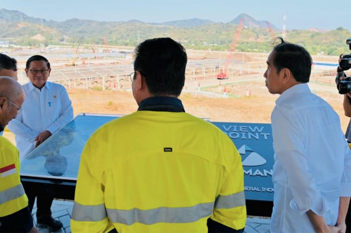 Menurut Presiden Jokowi, hasil verifikasi terakhir menunjukkan, progres pembangunan smelter PT AMNT oleh tim investasi dan Kementerian Energi dan Sumber Daya Mineral (ESDM) telah mencapai 51,63 persen. 