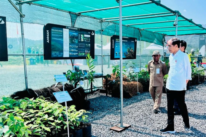 Dengan hadirnya smelter tembaga dari PT AMNT, Presiden Jokowi juga berharap ada smelter lain yang mengolah mineral mentah dari bumi Indonesia. 