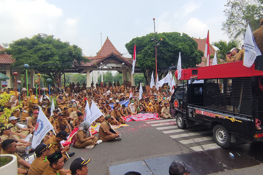 Mereka menuntut siltap untuk kepala desa sebesar Rp5 juta, sekretaris desa Rp3,5 juta, dan perangkat desa Rp3 juta per bulan. Selain itu mereka menuntut tunjungan purna tugas, sebesar Rp50 juta.