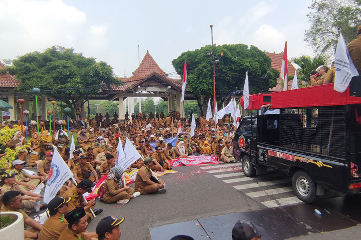 Mereka menuntut siltap untuk kepala desa sebesar Rp5 juta, sekretaris desa Rp3,5 juta, dan perangkat desa Rp3 juta per bulan. Selain itu mereka menuntut tunjungan purna tugas, sebesar Rp50 juta.