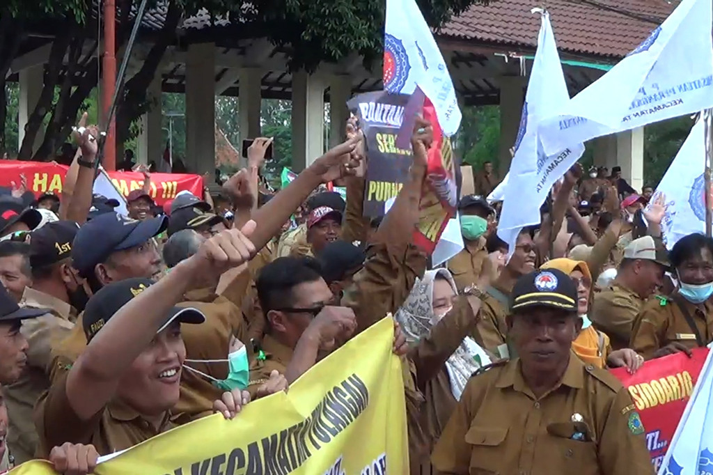 Saat ini siltap kepala desa hanya Rp3,5 juta, sekretaris desa Rp2,7 juta dan perangkat desa Rp2,2 juta per bulan. Angka siltap saat ini, dinilai kurang untuk memenuhi naiknya biaya kebutuhan hidup.
