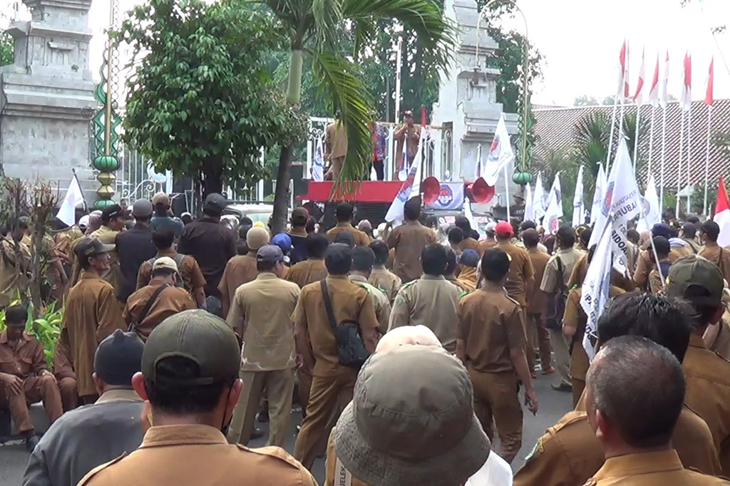 Ratusan perangkat desa di Kabupaten Sidoarjo berunjuk rasa di depan pendopo kabupaten setempat untuk menuntut kenaikan siltap atau penghasilan tetap, Selasa, 20 Juni 2023.