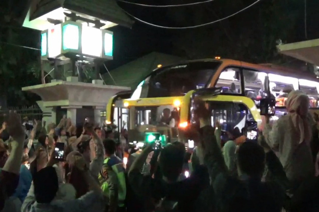 Jemaah haji tambahan yang tergabung dalam Kloter 43 Embarkasi, Makassar ini akan tergabung dengan ratusan jemaah haji lainnya asal Sulawesi Barat dan Selatan. Sementara itu, pemberangkatan jemaah haji ini diwarnai Isak tangis keluarga.