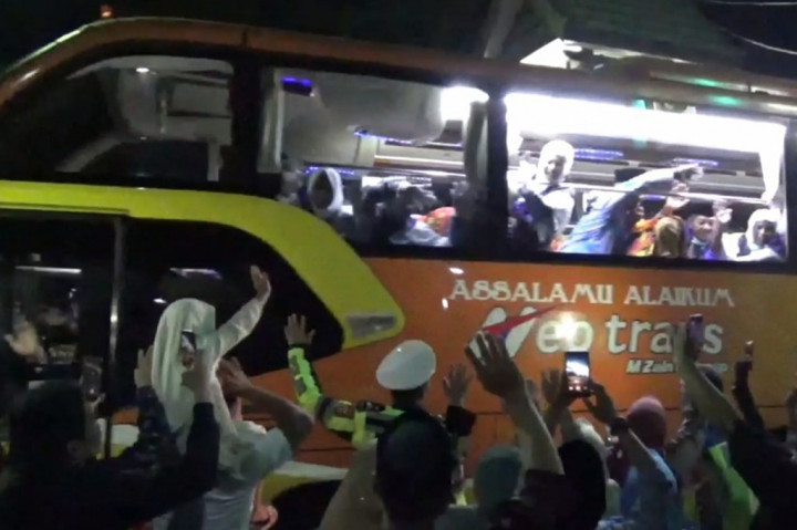 Setelah tiba di Makassar, Sulawesi Selatan, mereka akan menjalani serangkaian pemeriksaan kesehatan dan lainnya sebelum diterbangkan ke tanah suci. 