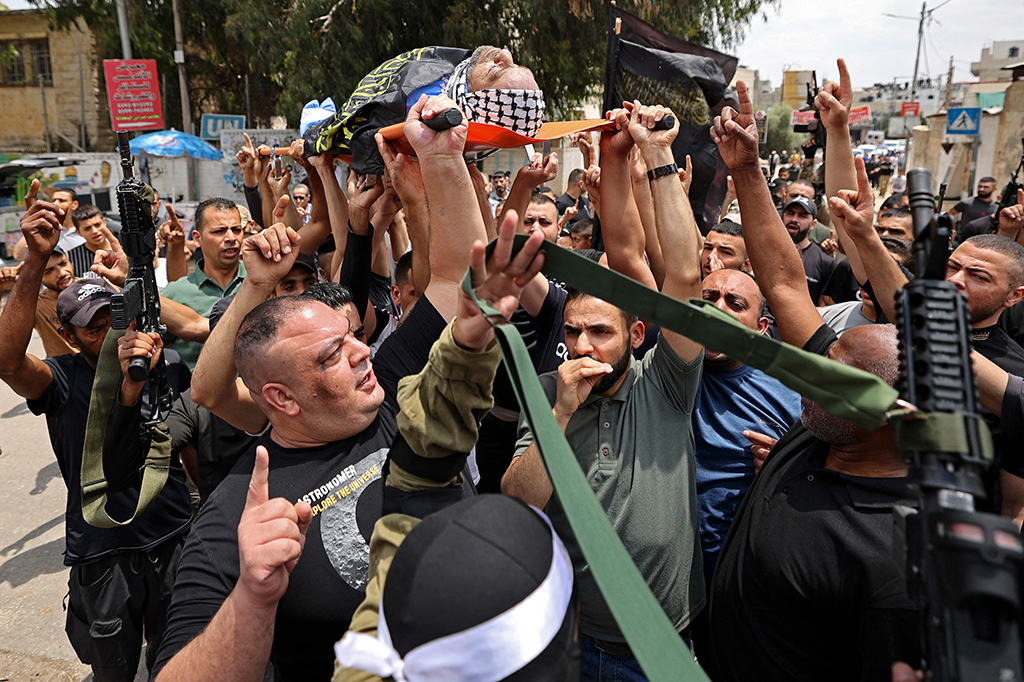 Kematian pria berusia 48 tahun itu menambah jumlah warga Palestina yang tewas menjadi enam orang dalam serangan selama berjam-jam pada Senin oleh pasukan Israel, yang melukai lebih dari 90 warga Palestina menurut pejabat kesehatan.