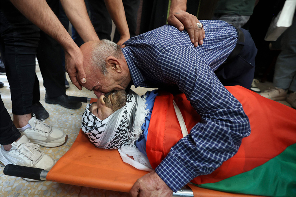 Kematian tersebut adalah yang terbaru dalam gelombang kekerasan yang terkait dengan konflik Israel-Palestina, yang telah menewaskan sedikitnya 166 warga Palestina, 21 warga Israel, seorang Ukraina dan seorang Italia tahun ini.