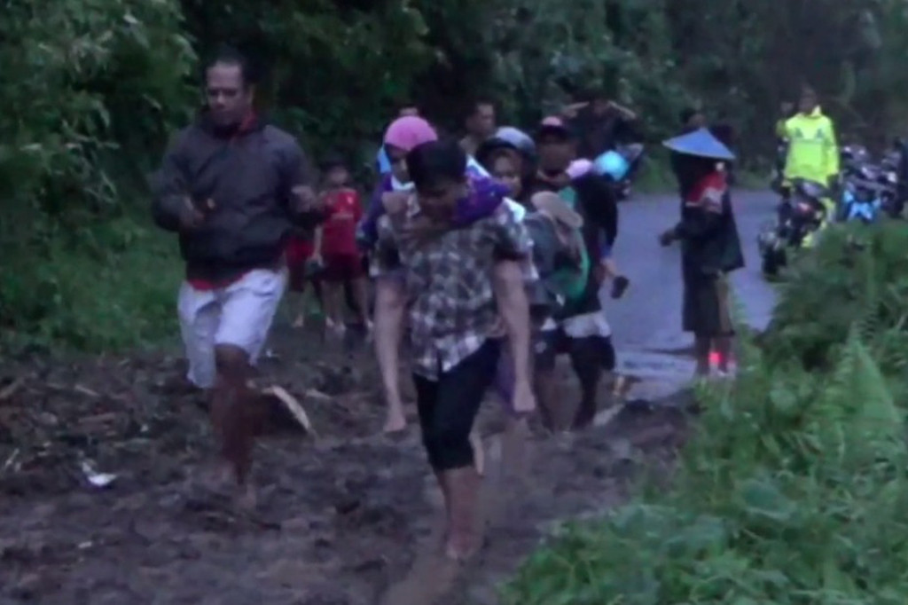 Akibatnya, arus lalu lintas penghubung antar provinsi tersendat dan tengah dilakukan upaya pembersihan longsor. Tak hanya itu, longsor juga menutup akses penghubung Kecamatan Simboro dan Kecamatan Tapalang Barat juga tertutup longsor.