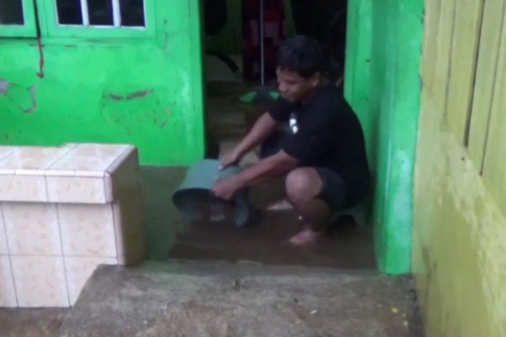 Cuaca buruk yang melanda Mamuju, Sulawesi Barat menyebabkan banjir dan longsor di sejumlah tempat, Selasa, 20 Juni 2023. Akibatnya, Jalur Lintas Barat atau Jalinbar Sulawesi dan jalan penghubung antar desa tertutup longsor.