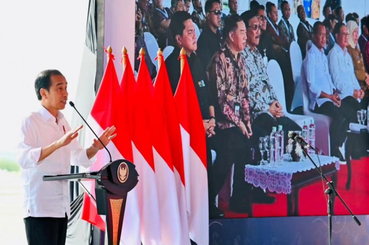 “Hasil dari PT Freeport Indonesia berada di lingkungan ini juga akan bisa diserap sehingga akan menjadi barang jadi atau setengah jadi yang nantinya akan kita gunakan untuk baterai litium atau baterai mobil listrik, maupun mobil listriknya itu sendiri,” ucap Presiden dalam sambutannya saat acara Groundbreaking Proyek Pembangunan Pabrik Foil Tembaga PT Hailiang Nova Material Indonesia, di Kabupaten Gresik, Provinsi Jawa Timur, pada Selasa 20 Juni 2023.