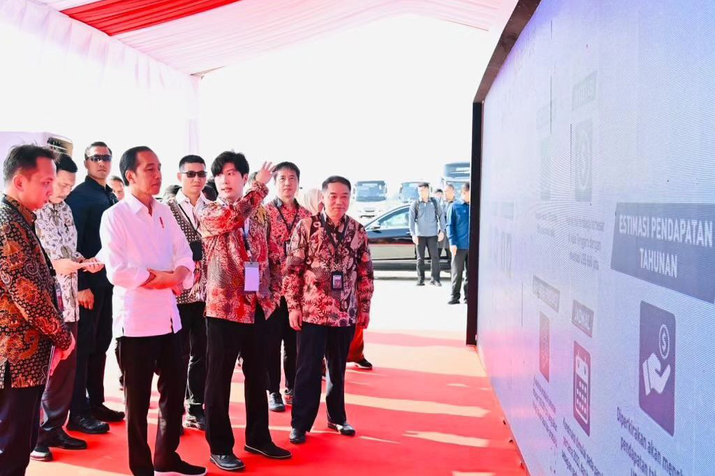 Presiden Joko Widodo memberikan apresiasi terhadap proyek pembangunan pabrik foil tembaga milik PT Hailiang Nova Material Indonesia yang didirikan di Kabupaten Gresik, Provinsi Jawa Timur. Presiden menilai bahwa dengan dibangunnya pabrik tersebut nantinya dapat menyerap material yang dihasilkan smelter di lokasi sekitar untuk diolah menjadi barang jadi maupun setengah jadi.