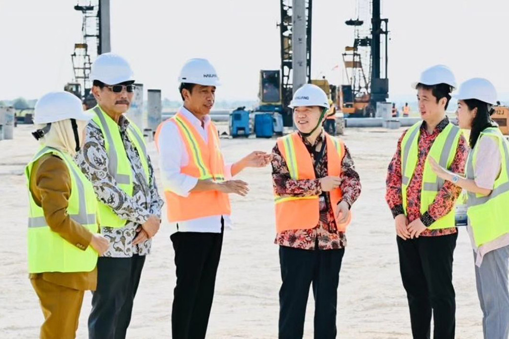 Oleh karena itu, Presiden Jokowi berharap agar pembangunan pabrik tersebut dapat segera selesai dan bisa berproduksi untuk memberikan dorongan agar Indonesia bisa menjadi negara maju.