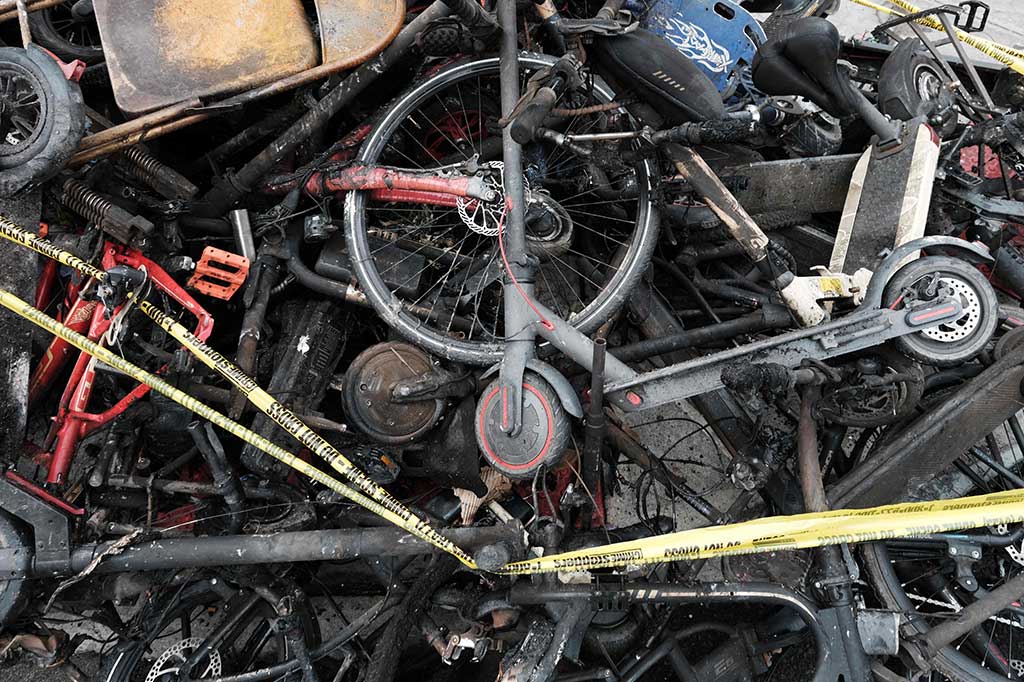 Kebakaran terkait sepeda elektronik dan skuter di New York telah tumbuh secara eksponensial dalam beberapa tahun terakhir, dari 44 pada 2020 menjadi 220 tahun lalu, karena penduduk membeli lebih banyak perangkat listrik – terutama untuk layanan pengiriman makanan kota yang sanga populer.