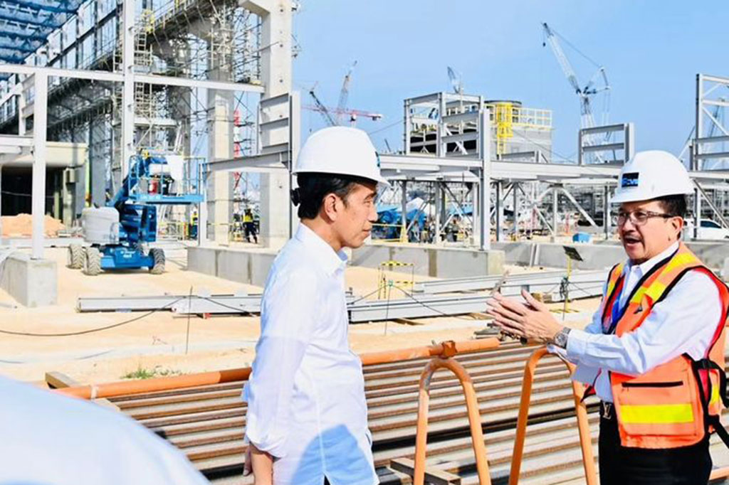 Presiden Joko Widodo menerima penjelasan dari Presiden Direktur PT Freeport Indonesia Tony Wenas saat melakukan peninjauan proyek pembangunan pabrik smelter PT Freeport Indonesia, di Kabupaten Gresik, Jawa Timur, pada Selasa, 20 Juni 2023.