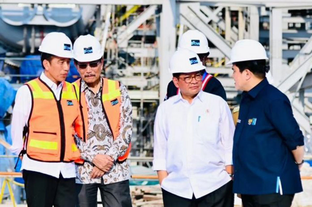 Presiden juga mendorong hasil produksi dari pabrik smelter tersebut agar diintegrasikan dengan hasil komoditas tambang lainnya yang tersebar di berbagai daerah di Tanah Air. Mulai dari nikel yang ada di Sulawesi, bauksit yang ada di Bintan dan Kalimantan Barat, tin yang ada di Bangka Belitung, hingga copper foil yang ada di Gresik.