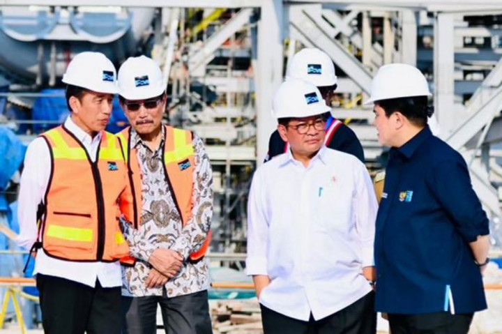 Presiden juga mendorong hasil produksi dari pabrik smelter tersebut agar diintegrasikan dengan hasil komoditas tambang lainnya yang tersebar di berbagai daerah di Tanah Air. Mulai dari nikel yang ada di Sulawesi, bauksit yang ada di Bintan dan Kalimantan Barat, tin yang ada di Bangka Belitung, hingga copper foil yang ada di Gresik.
