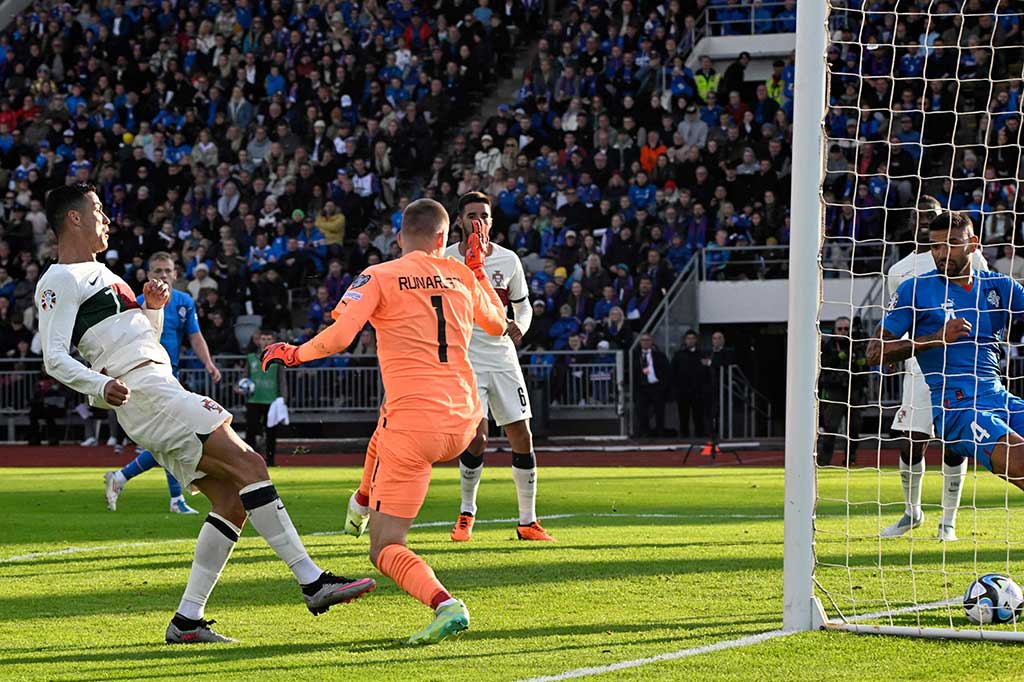 Tak hanya mencatatkan laga ke-200, Ronaldo juga mencetak gol kemenangan bagi Portugal di pertandingan tersebut jelang waktu normal habis.