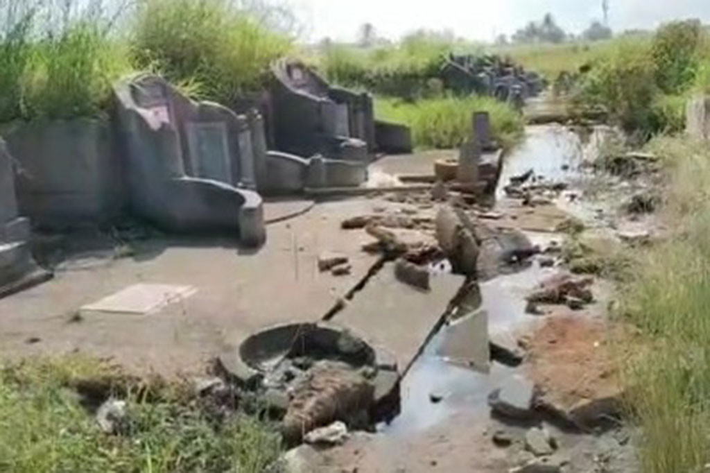 Warga memperlihatkan kondisi makam warga Tionghoa yang rusak akibat dibongkar oleh orang tak dikenal di pemakaman Yayasan Bhakti Suci di Kecamatan Sungai Raya, Kabupaten Kubu Raya, Kalimantan Barat, Rabu, 21 Juni 2023.