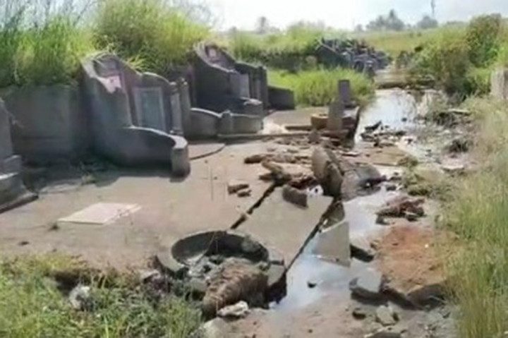 Warga memperlihatkan kondisi makam warga Tionghoa yang rusak akibat dibongkar oleh orang tak dikenal di pemakaman Yayasan Bhakti Suci di Kecamatan Sungai Raya, Kabupaten Kubu Raya, Kalimantan Barat, Rabu, 21 Juni 2023.
