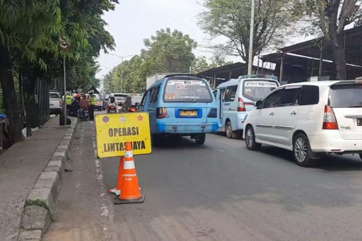 Petugas gabungan menggelar razia di jalan Raya Bogor, Pasar Rebo, Jakarta Timur, Rabu. 21 Juni 2023. Puluhan pengendara motor yang tengah melintas, nekat berputar dan melawan arah saat mengetahui ada razia yang di gelar oleh petugas gabungan. Bahkan aksi nekat para pengendara ini mengakibatkan senggolan antar pengendara, hingga nyaris terjatuh.