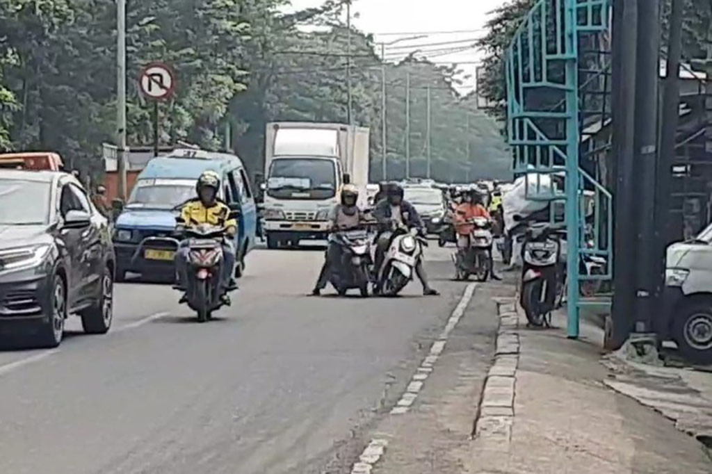 Aksi nekat pengendara motor inj di lakukan untuk menghindari razia, dan terkena sanksi tilang, lantaran sejumlah pengendara telah melanggar tata tertib lalulintas, dengan tidak mengenakan helm saat berkendara, tidak adanya plat nomor kendaraan maupun spion.