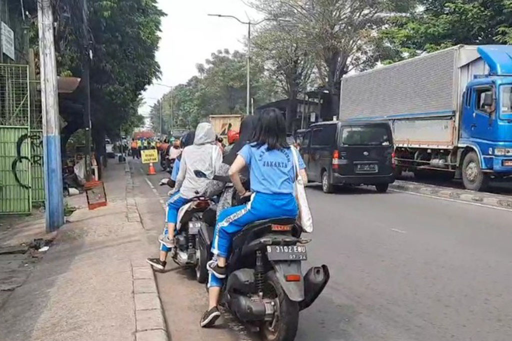 Selain itu sekelompok pelajar wanita yang mengendarai motor, berpura-pura menepi kerumah warga untuk menghindari razia, dan salah satu pelajar mengaku bahwa rumah warga itu adalah rumahnya.