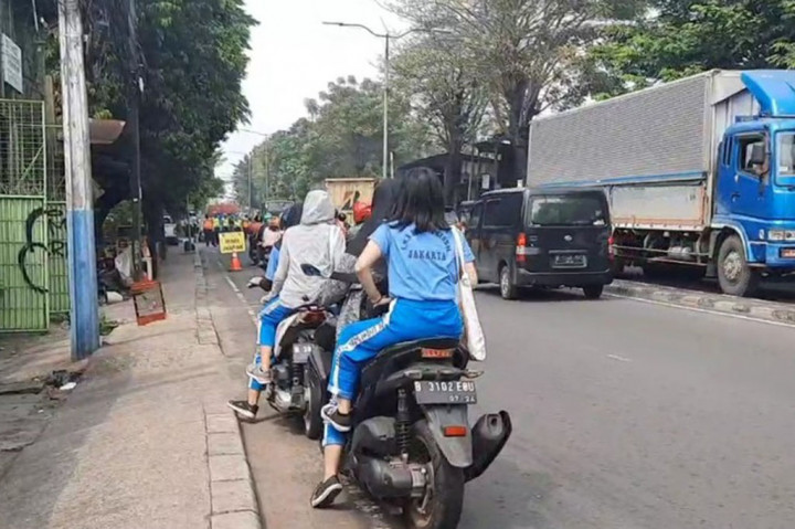 Selain itu sekelompok pelajar wanita yang mengendarai motor, berpura-pura menepi kerumah warga untuk menghindari razia, dan salah satu pelajar mengaku bahwa rumah warga itu adalah rumahnya.