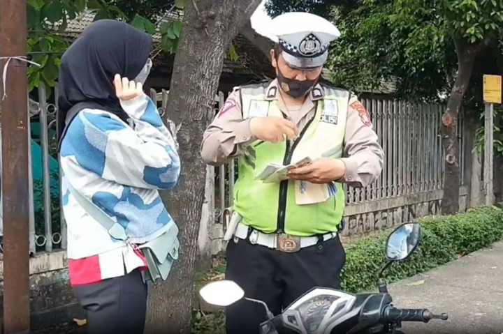 Dalam razia setidaknya petugas telah menindak 6 angkutan barang dan angkutan umum, lantaran masa berlaku trayek sudah tidak berlaku, dan semua kendaraan di bawa kekantor Sudinhub Jakarta Timur. 