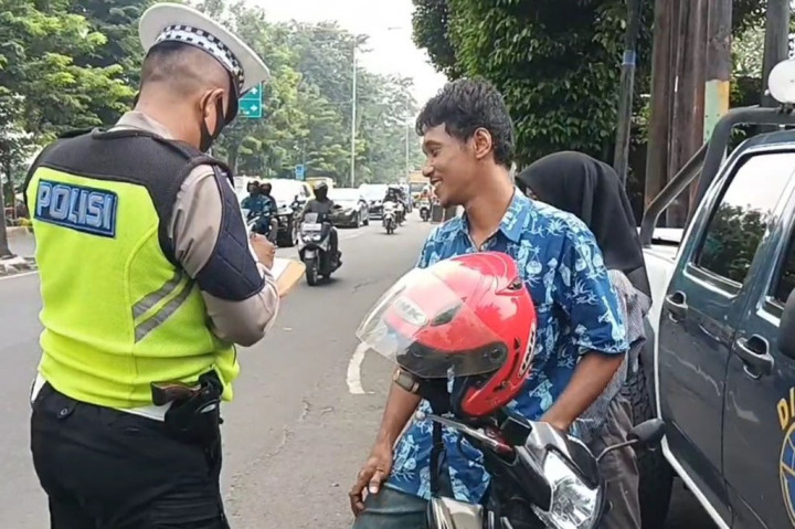 Selain itu petugas juga menindak 8 pengendara motor yang tidak di lengkapi surat kendaraan dan melakukan pelanggaran kasat mata. Untuk para pelajar yang terjaring, petugas memberikan himbauan untuk tidak mengendaraai sepeda motor di jalan raya jika belum memiliki surat izin mengemudi.