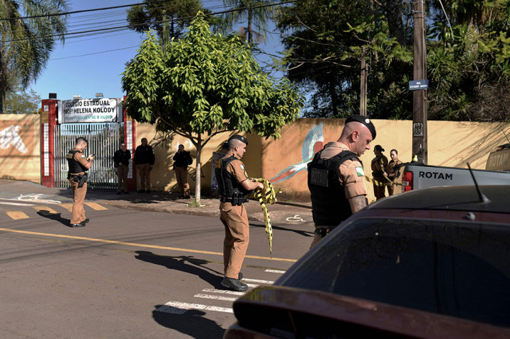 Seorang pria bersenjata melepaskan tembakan di sebuah sekolah di Brasil selatan, Senin, 19 Juni 2023 waktu setempat. Penembakan tersebut menewaskan seorang siswa berusia 16 tahun dan melukai seorang lainnya. Tersangka kemudian ditangkap.