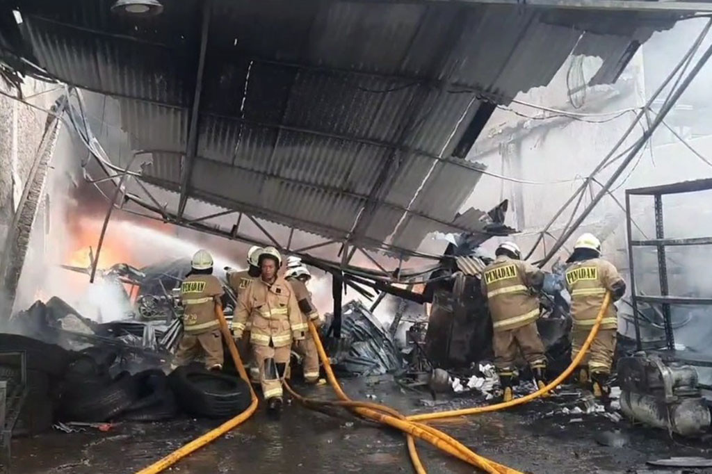 Banyaknya bahan yang mudah terbakar, seperti ban membuat api dengan cepat membakar seluruh bangunan bengkel, bahkan kebakaran juga turut membakar 3 unit motor dan 1 unit mobil yang masih berada di dalam bengkel.