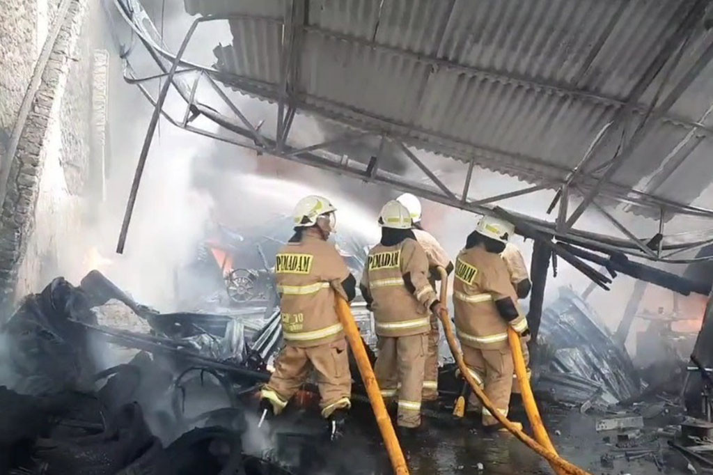 Guna memadamkan api, petugas damkar mengerahkan 18 unit mobil pemadam dan 90 petugas kelokasi.