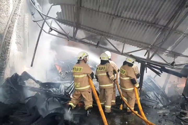 Guna memadamkan api, petugas damkar mengerahkan 18 unit mobil pemadam dan 90 petugas kelokasi.