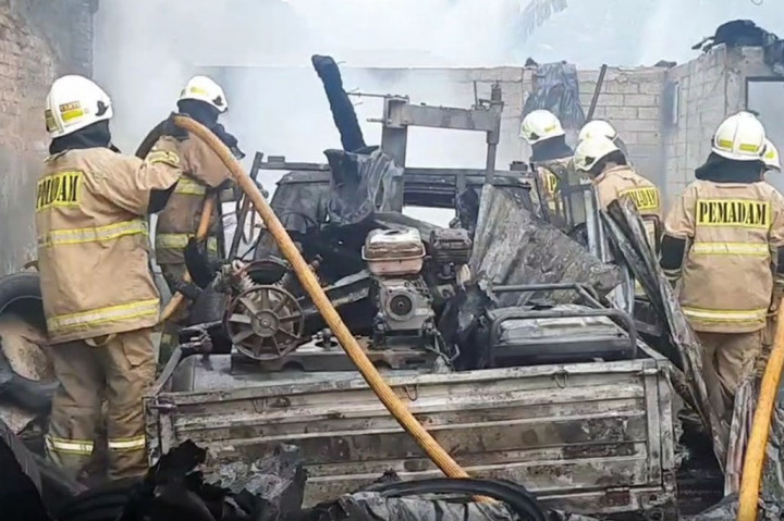 Kebakaran di akibatkan lantaran ada seorang bocah yang tengah memainkan korek api di dekat bensin yang berada di dalam area bengkel, tiba - tiba api oangsung menyambar ke barang dan bangunan yang ada.